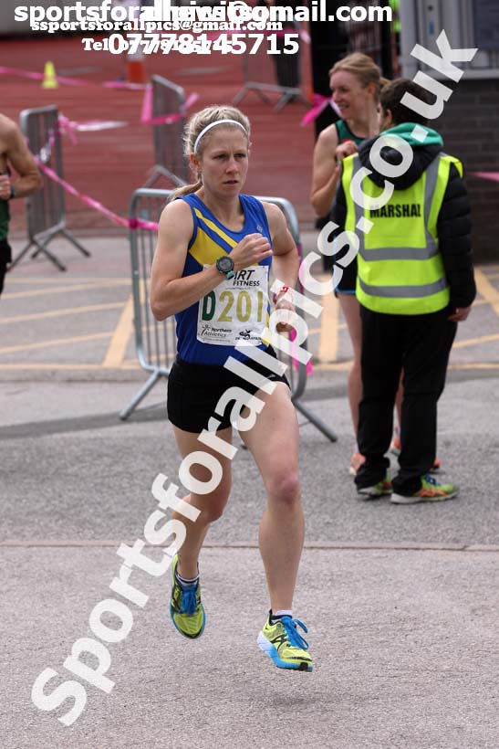 Senior womens 4 stage relay, Northern Senior 6 and 4 and Junior Stage Road Relays, SportsCity, Manchester. Photo:  David T. Hewitson/Sports for All Pics